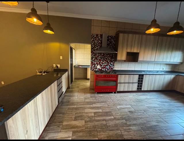 4 BEDROOM HOUSE FOR SALE IN AERORAND